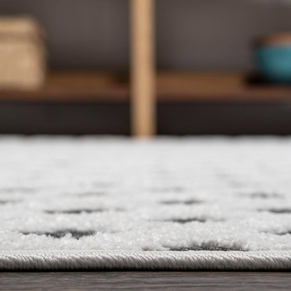 4' x 6' Black Synthetic Reversible Trellis Rug