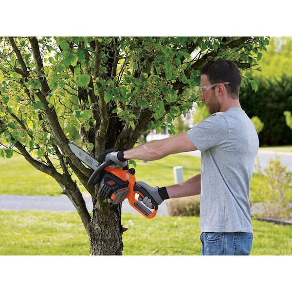  BLACK+DECKER 20V MAX Pruning Chainsaw Kit, Battery and Charger  Included (BCCS320C1) : Patio, Lawn & Garden