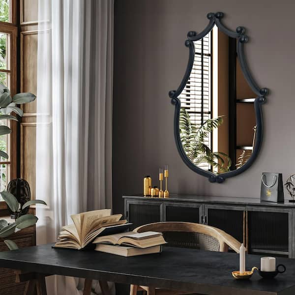 Hochwertiges 19 in. W x 31 in. H Vintage Black Wood Framed Decorative Wall Mirror