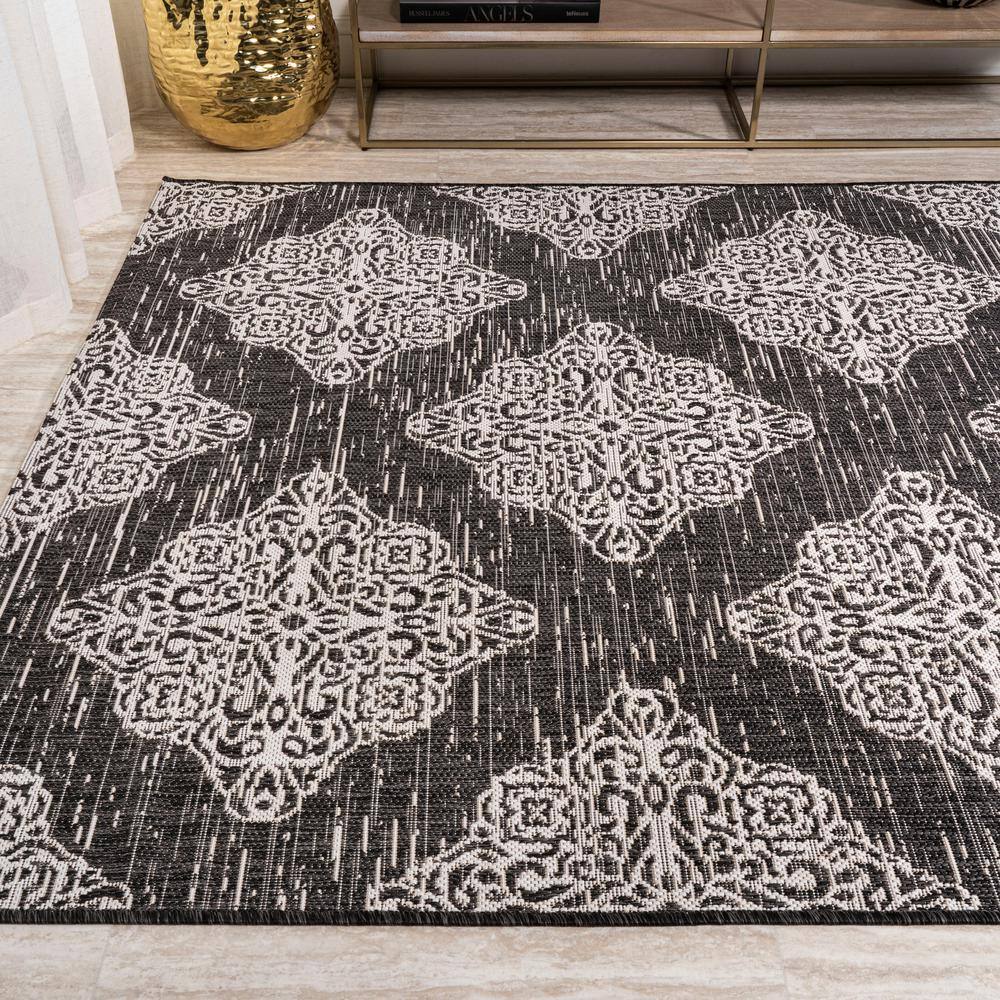 Black and Ivory Medallion Synthetic 8' x 10' Indoor/Outdoor Rug