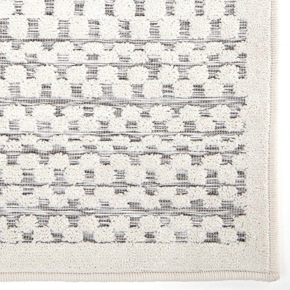 Natural Gray Synthetic Stain-Resistant Outdoor Area Rug 5'2" x 7'6"