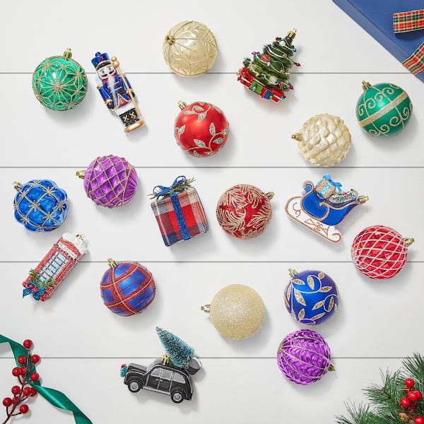 A Few Supplies Is All It Takes to Make This Classic Xmas Ornament