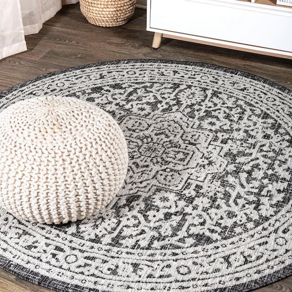 Sinjuri Medallion Textured Weave Gray/Black 5 ft. Round Indoor/Outdoor Area Rug