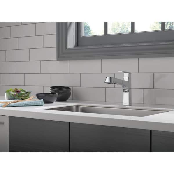 Xander Single-Handle Pull-Out Sprayer Kitchen Faucet in Chrome