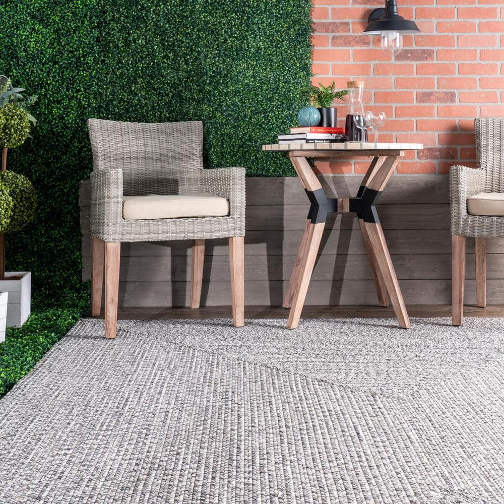 Classic Braided 6' Round Synthetic Rug in Salt and Pepper