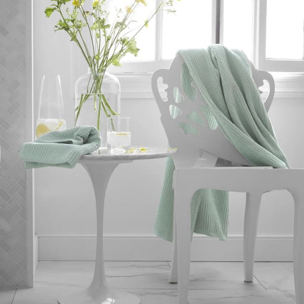 https://images.thdstatic.com/productImages/d6c6fe98-c5d7-4b7a-a454-fa598c94c13f/svn/green-tea-the-company-store-bath-towels-vh70-wash-grn-tea-40_600.jpg