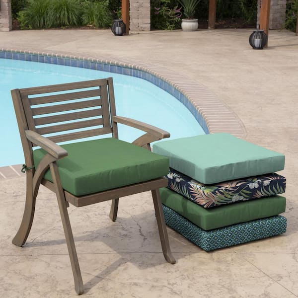 https://images.thdstatic.com/productImages/d6e0fd27-6fa1-44ed-b4f0-513973a0a396/svn/arden-selections-outdoor-dining-chair-cushions-th1h415x-d9z1-77_600.jpg