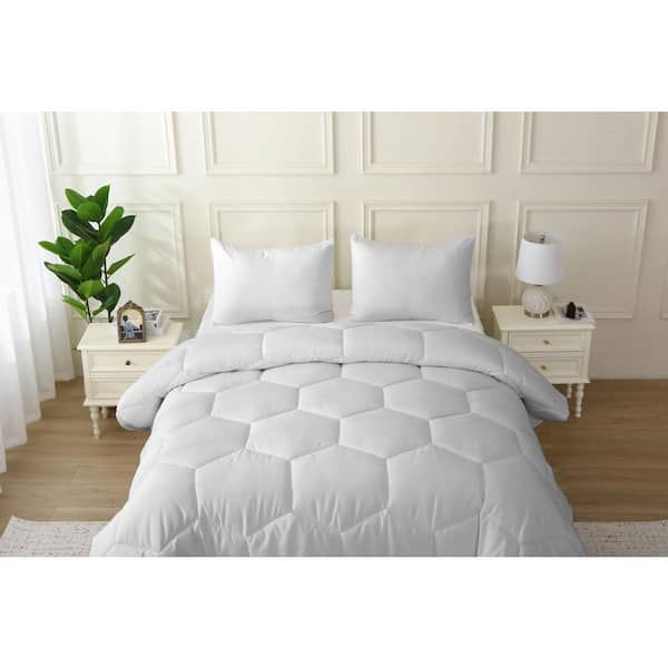 Better Style Home Oversized 3-Piece Gray Microfiber Honeycomb Queen Comforter Set