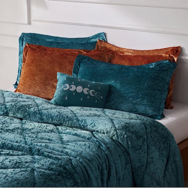Intelligent Design Isabel (4-Piece) Teal Polyester Full/Queen Velvet Comforter Set with Throw Pillow ID10-1906