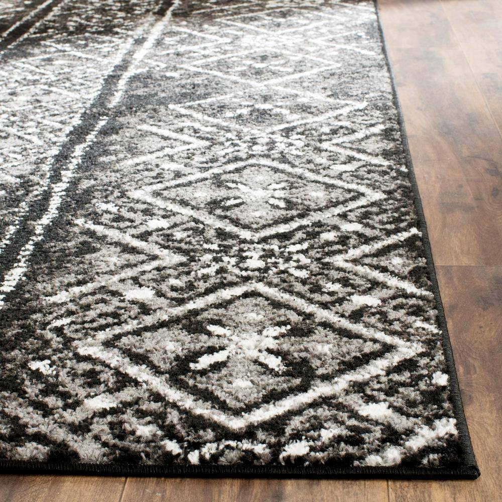 Adirondack Montague Geometric Easy-Care 6' Square Rug in Silver/Black