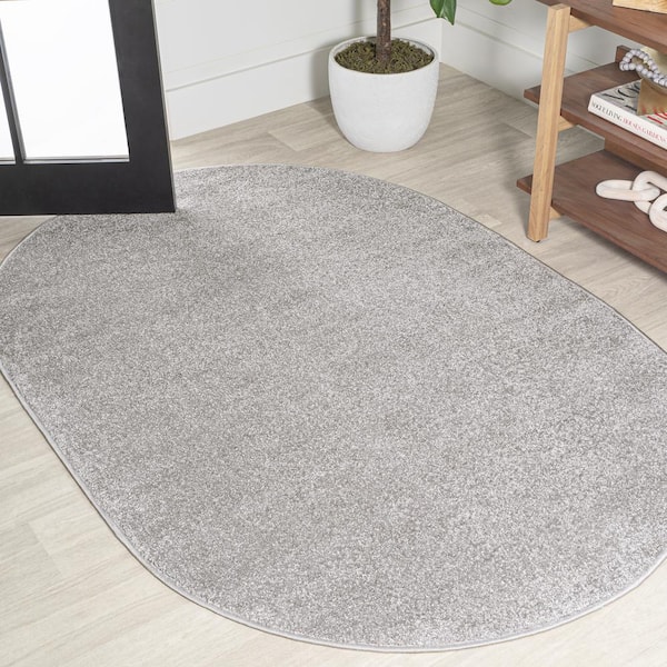 JONATHAN Y Haze Solid Low-Pile Light Gray 6 ft. x 9 ft. Oval Area Rug