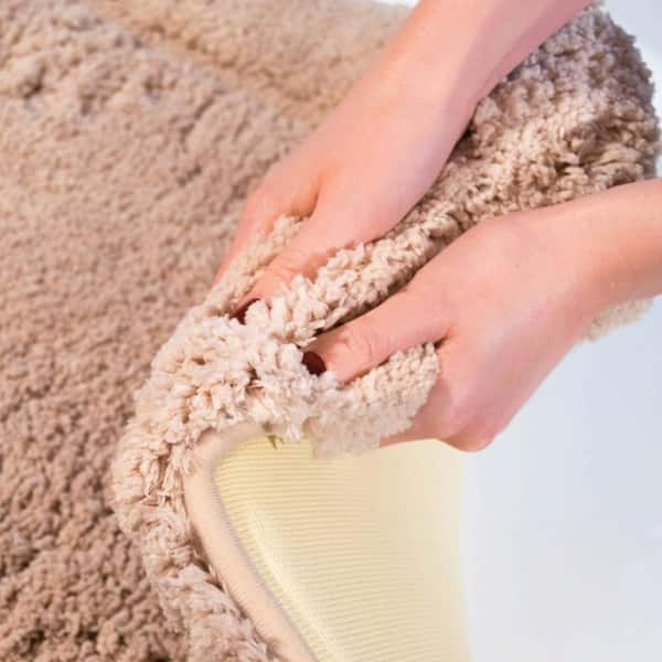 https://images.thdstatic.com/productImages/d77915aa-2f18-429d-9654-f67c018310d1/svn/taupe-chesapeake-merchandising-bathroom-rugs-bath-mats-43265-44_600.jpg