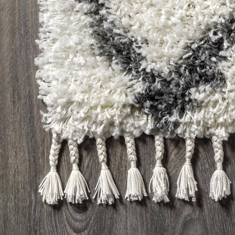 Luxurious Grey/Cream Diamond Shag Synthetic 5' x 8' Area Rug