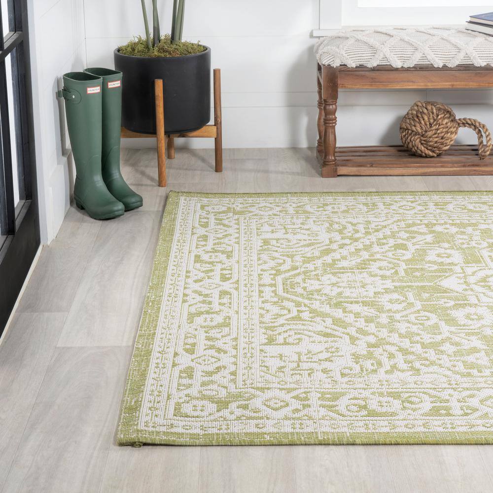 Sinjuri Green/Cream Medallion 4' x 6' Reversible Indoor/Outdoor Rug