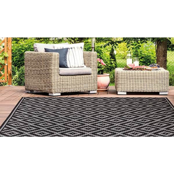 https://images.thdstatic.com/productImages/d96841ab-230f-4939-bf1b-05f5df68995c/svn/black-stylewell-outdoor-rugs-30325-c3_600.jpg