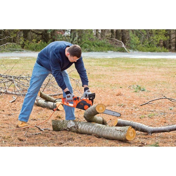 https://images.thdstatic.com/productImages/d9addfb5-97f4-47c3-a12a-8c0ed94cb23e/svn/black-decker-corded-electric-chainsaws-cs1518-1f_600.jpg