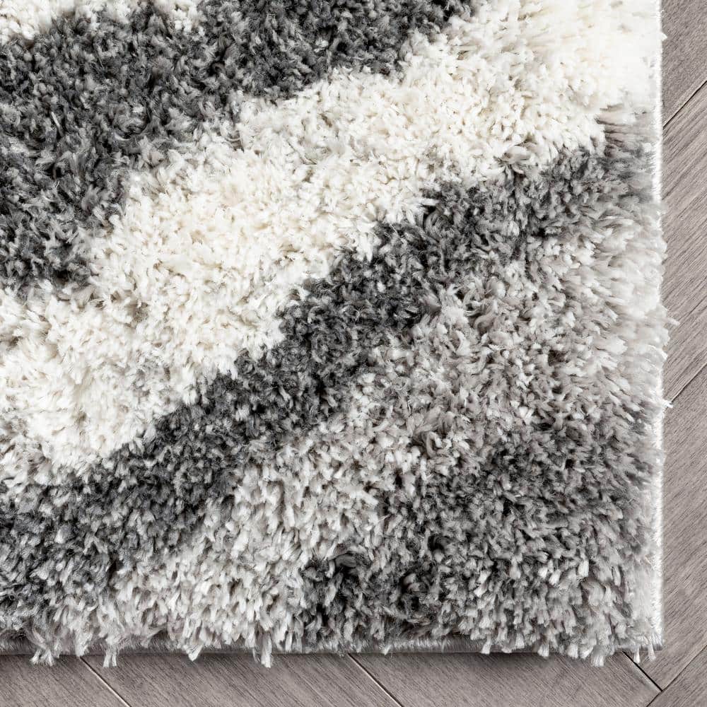 Celeste Chevron Shimmer Gray Reversible Shag Rug for Kids 3'11" x 5'3"