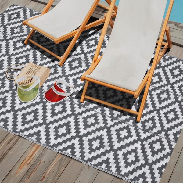 https://images.thdstatic.com/productImages/da29ccc4-0270-49cc-9df7-4a15937ec637/svn/gray-and-white-nuu-garden-outdoor-rugs-so03-02-64_600.jpg
