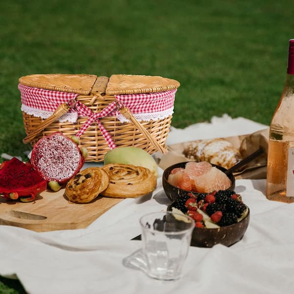 Red Wicker Picnic Basket with Lid and Handle, Sturdy Woven Body, Washable Lining, Ideal for Easter, Outdoor Camping