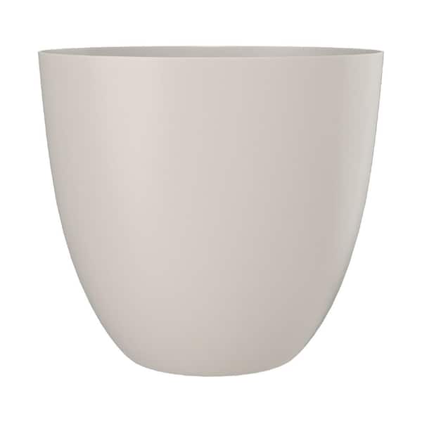 CHG CLASSIC HOME & GARDEN Carpenter Medium Cream Plastic Round Planter with Water Reservoir (12.01 in. L x 12.01 in. W x 10.55 in. H)