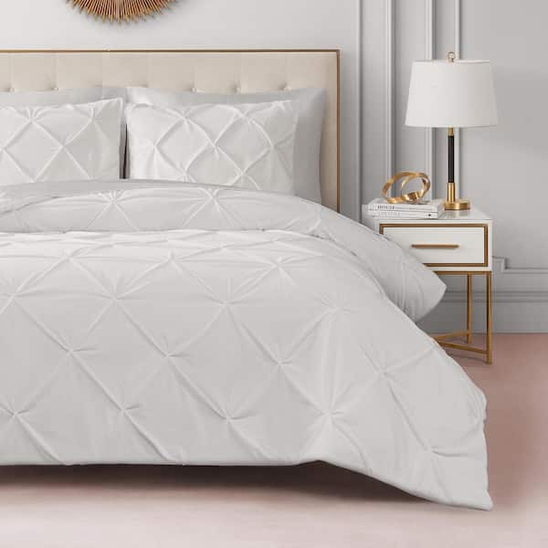 JUICY COUTURE Kiss Pleat Micro Mink 3-Piece White Polyester Full/Queen Comforter Set