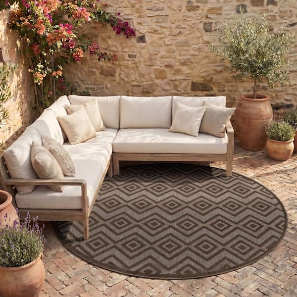 Versatile Brown 8 ft. x 8 ft. Diamond Contemporary Round Indoor Area Rug