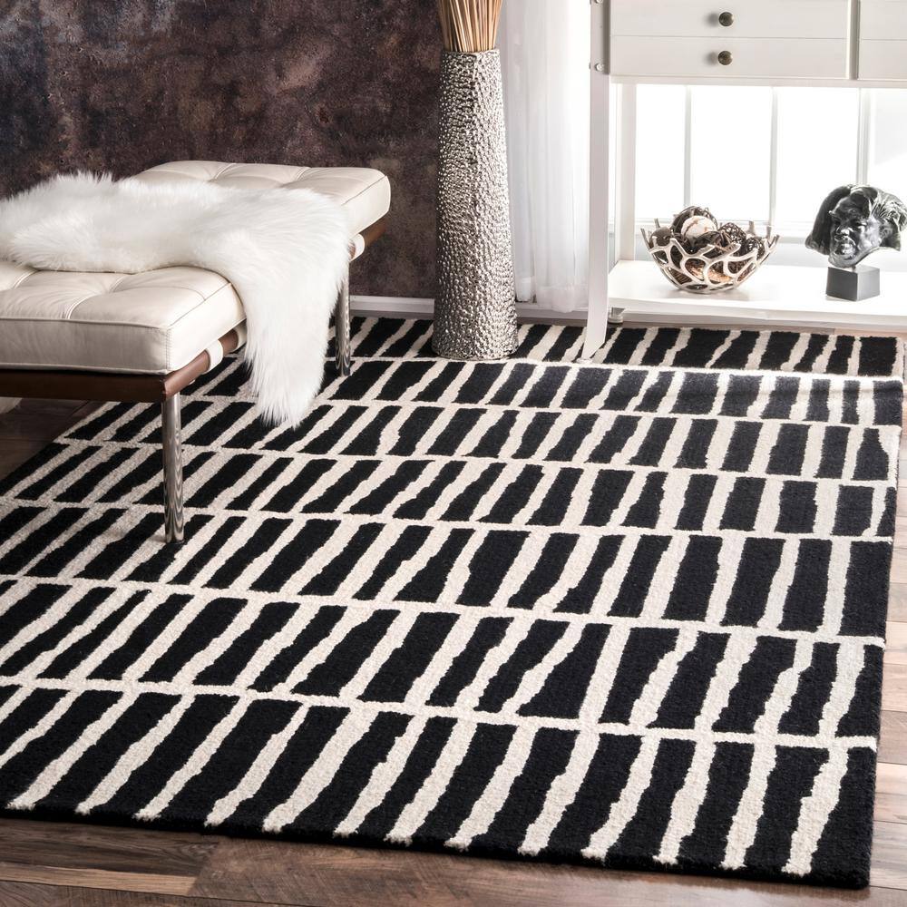 Handmade Black Geometric Wool 6' x 9' Area Rug