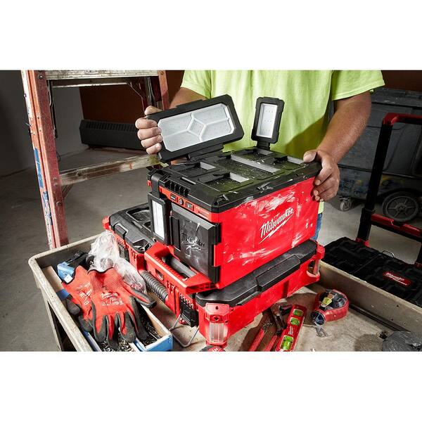 Milwaukee - M18 18-Volt Lithium-Ion Cordless PACKOUT 3000 Lumens LED Light with Built-In Charger w/15.75 in. PACKOUT Cooler Bag
