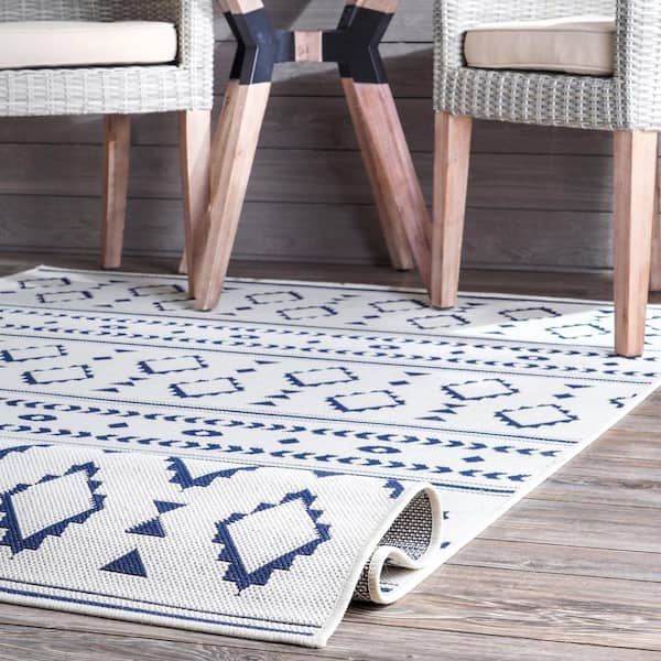 https://images.thdstatic.com/productImages/db6bb3c5-23ff-41bf-bca2-94c30cd3d247/svn/light-gray-nuloom-outdoor-rugs-owfr03a-6709-31_600.jpg