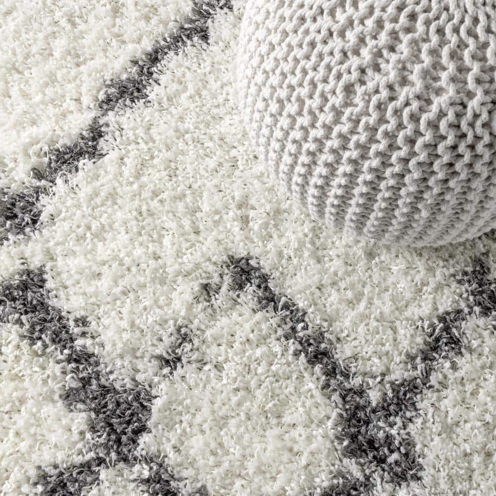 Luxurious Grey/Cream Diamond Shag Synthetic 5' x 8' Area Rug