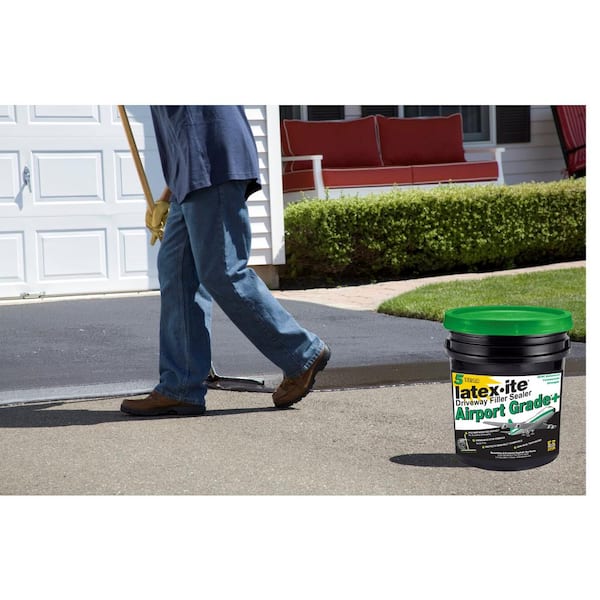 4.75 Gal Airport Grade+ Driveway Filler Sealant