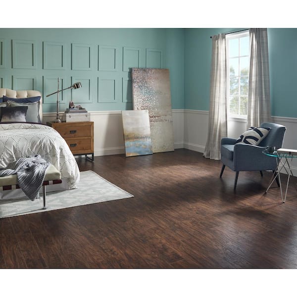 Pergo XP+ Edgeview Hickory 10 mm T x 5.2 in. W Waterproof Laminate Wood Flooring (18.9 sqft/case)