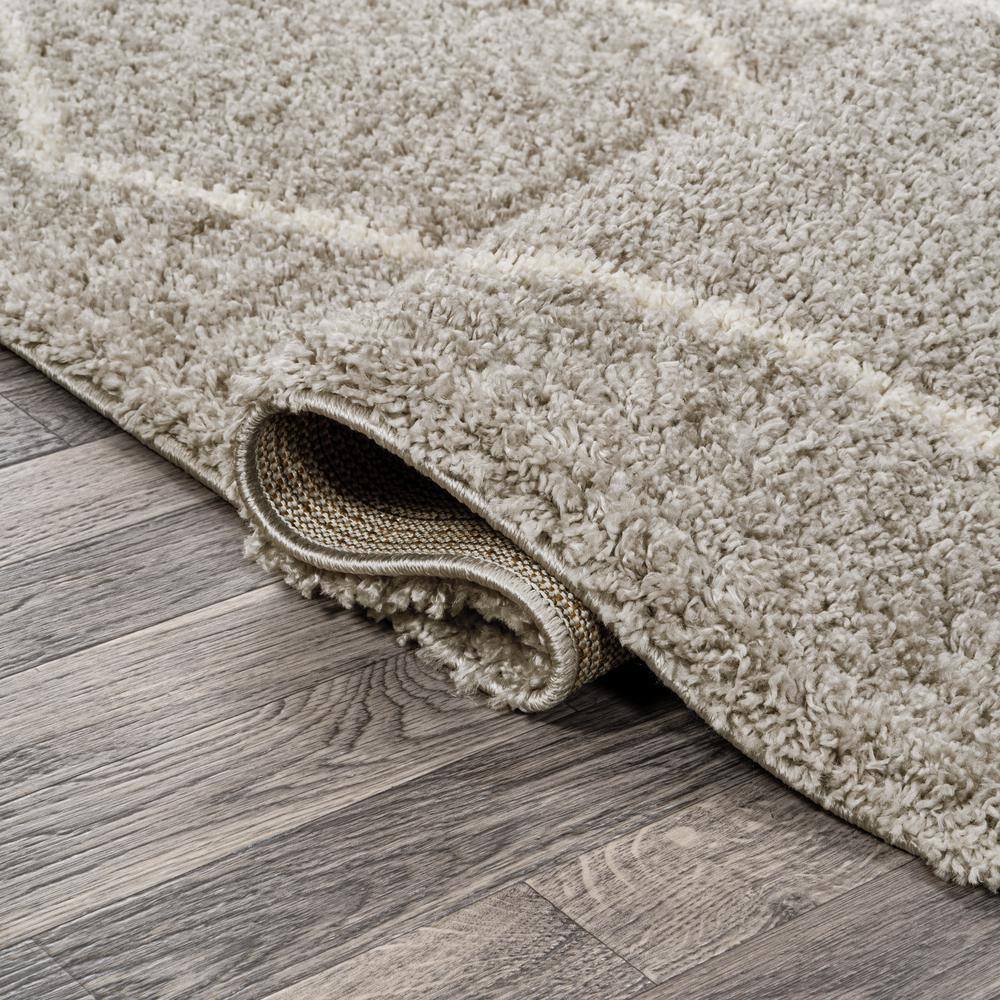 Catala Gray and Ivory Diamond Shag 5' x 8' Area Rug