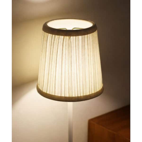 4.00 in. White Broadcloth Pleat Linen Round lant Hardback Chandelier Lamp Shade with Flame Clip (Set of 6)