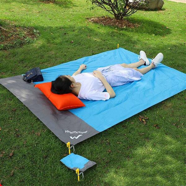 Disc-O-Bed blanket for camping - multifunctional outdoor blanket