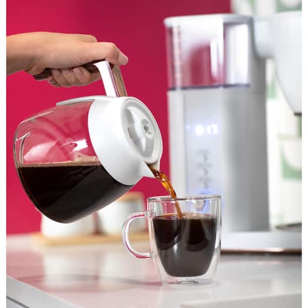 https://images.thdstatic.com/productImages/dd9b337b-b903-40dd-b406-7b6f0f815b6e/svn/matte-white-cafe-drip-coffee-makers-c7cdabs4rw3-4f_600.jpg