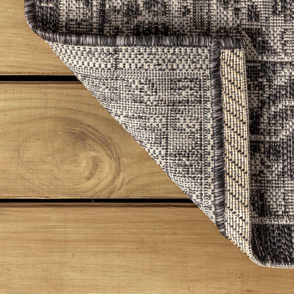 Elegant Twining Vine Black and Gray 4' x 6' Synthetic Area Rug