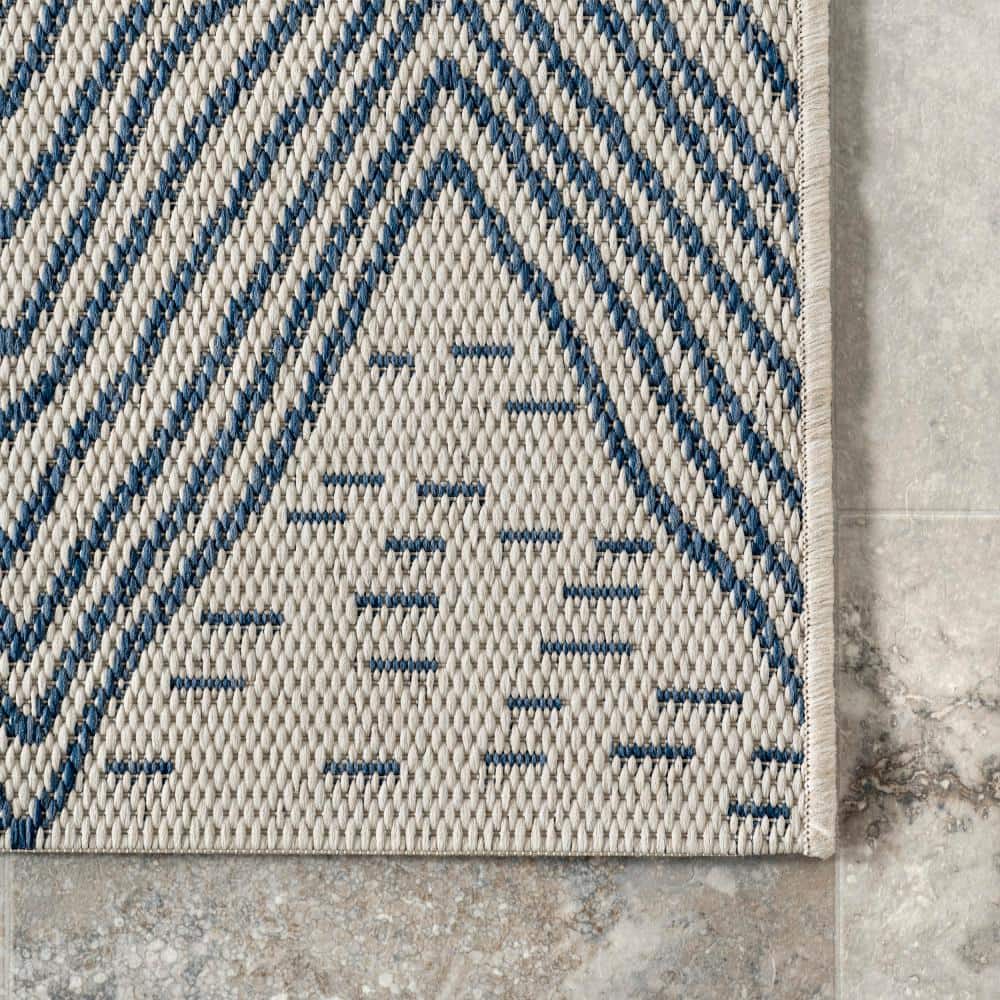 Chevron Waves Easy-Care Indoor/Outdoor Accent Rug, 2' x 3', Blue