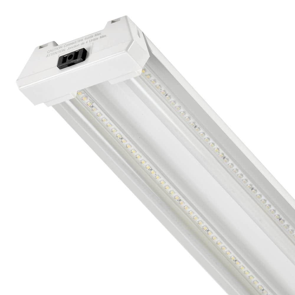 Maxxima 4 ft White Aluminum LED Shop Light with Pull Chain