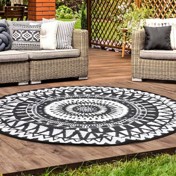 https://images.thdstatic.com/productImages/de30c962-1815-4c6c-963d-fafa268ceef2/svn/black-and-white-nuu-garden-outdoor-rugs-so02-01-e1_600.jpg