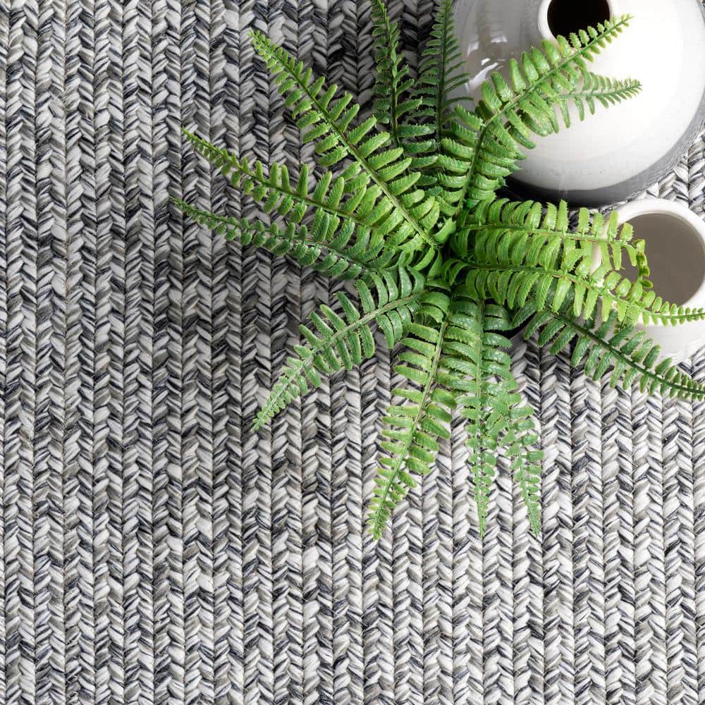 Classic Braided 6' Round Synthetic Rug in Salt and Pepper