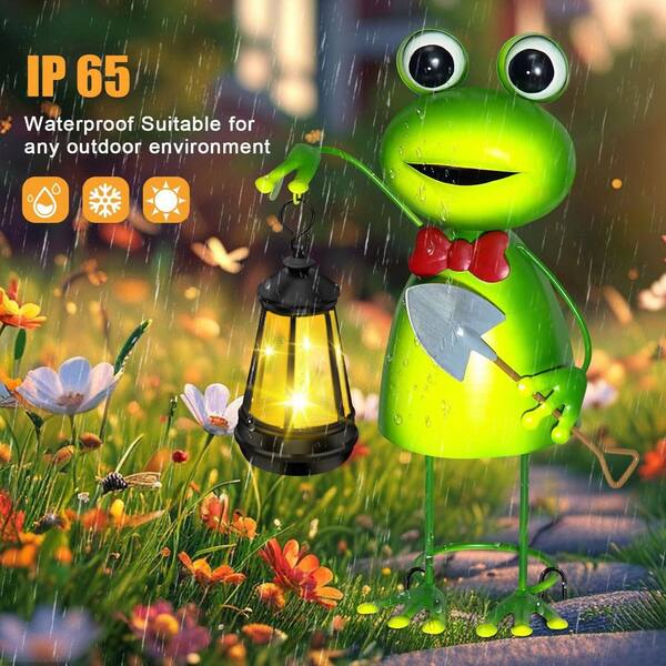 置物 green light 6 in. x 14 in. Green Metal Frog Garden Statue with Solar Lantern