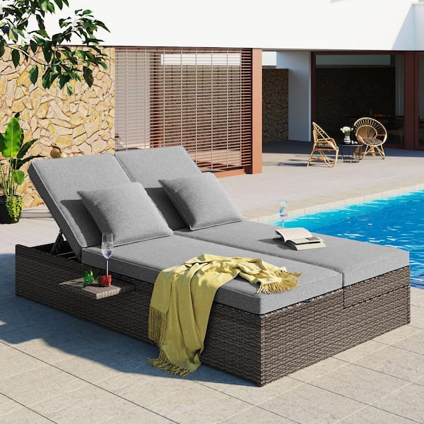Harper & Bright Designs Gray Wicker Outdoor Chaise Lounge Day Bed with Dark Gray Cushions and Pillows
