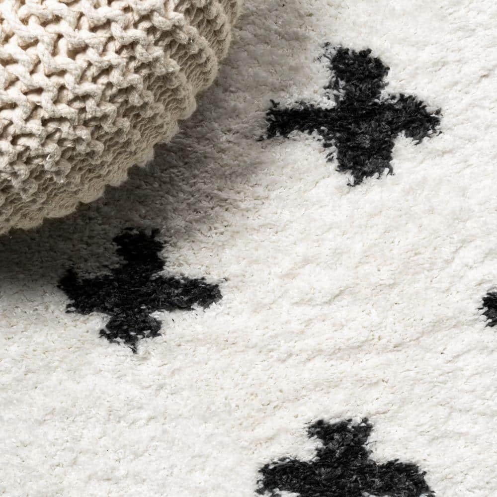 Boho Chic 5'x8' Reversible Geometric Shag Rug in White/Black
