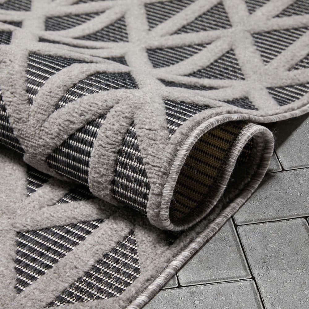 Sila Modern Geometric Gray 5'3" x 7'3" Synthetic Indoor/Outdoor Rug