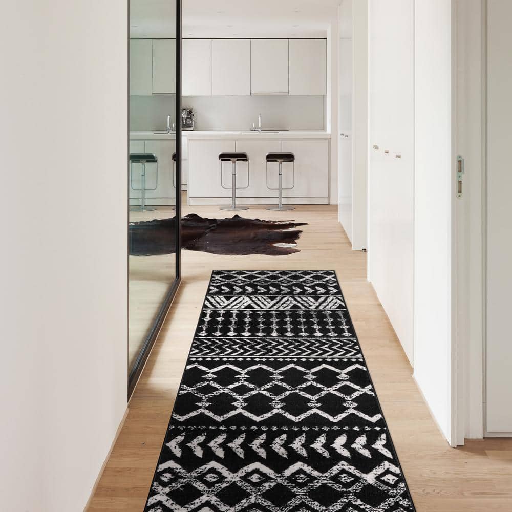 Camilson Black and White Geometric 8' x 10' Synthetic Area Rug