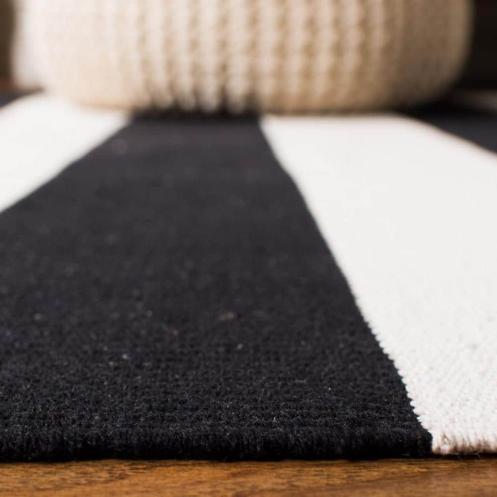 Coastal Charm Black and Ivory Cotton 4' Square Handwoven Rug