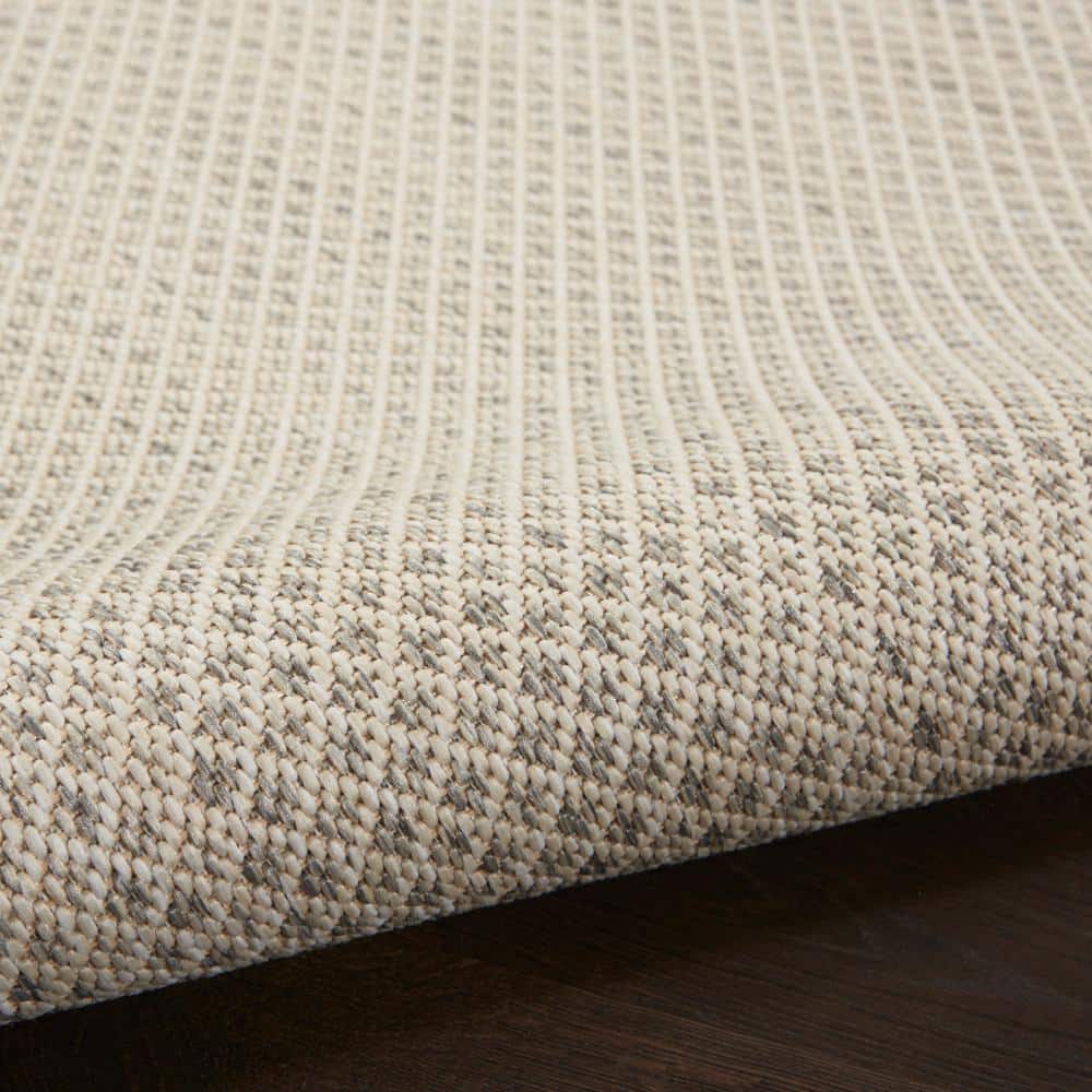 Courtyard Geometric Ivory Silver 5' Round Synthetic Outdoor Rug