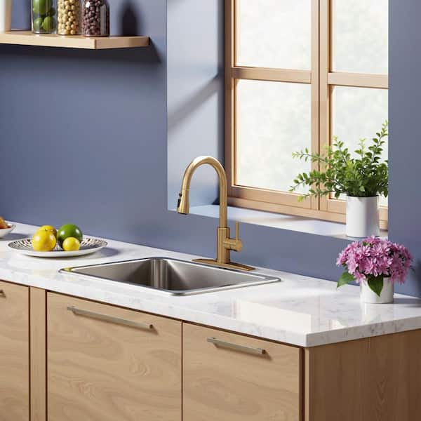 Single Handle Pull Down Sprayer Kitchen Faucet with Deck Plate in Gold