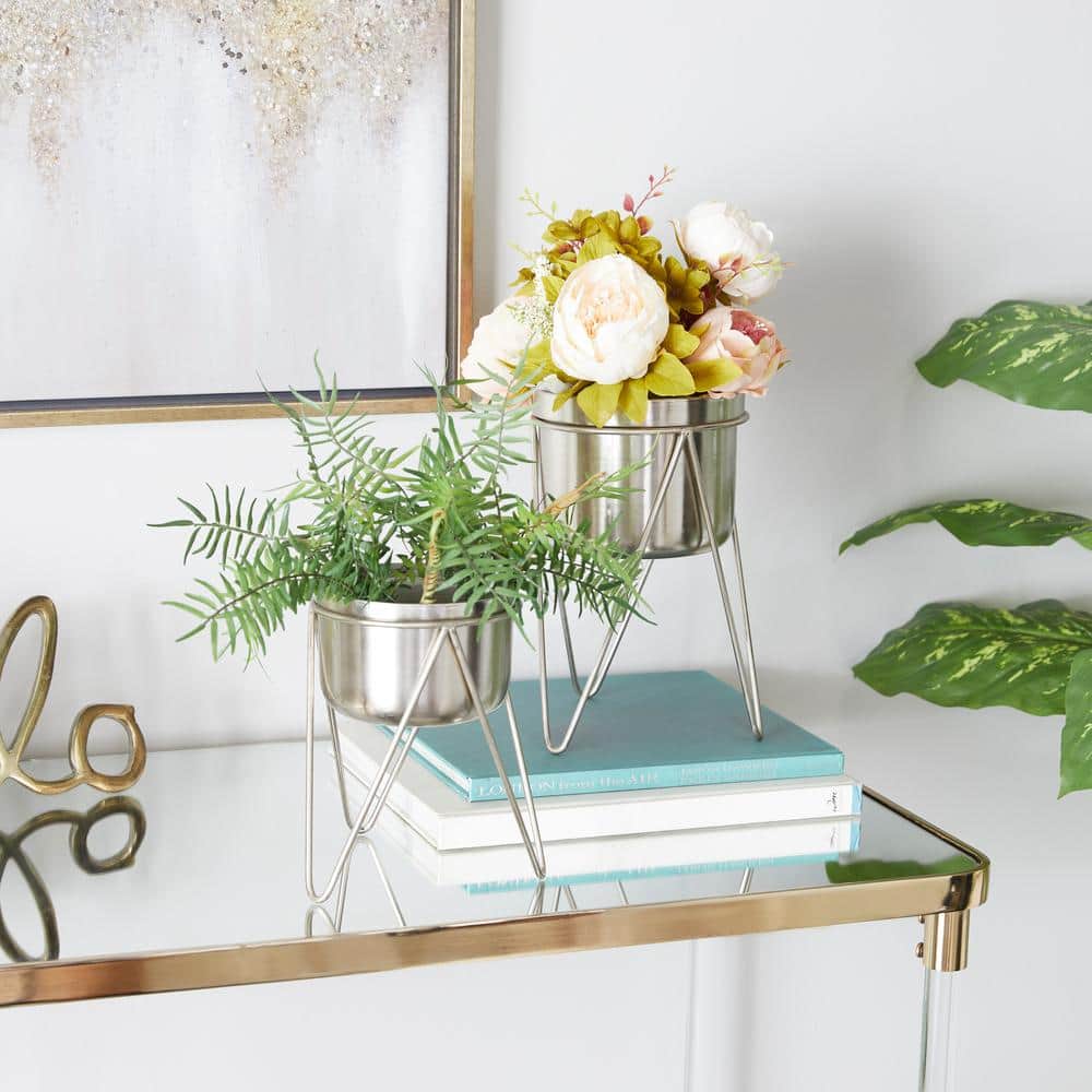 CosmoLiving Modern Silver Metal Planter Set of 2